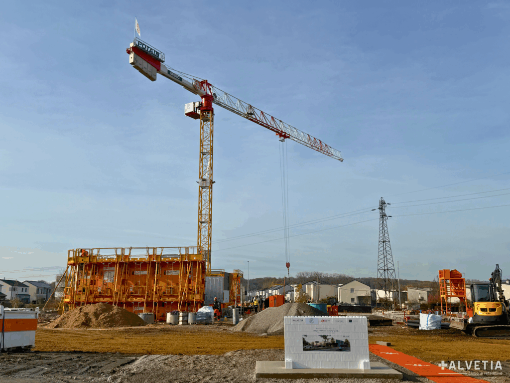 La grue à tour Demathieu Bard surplombe le chantier