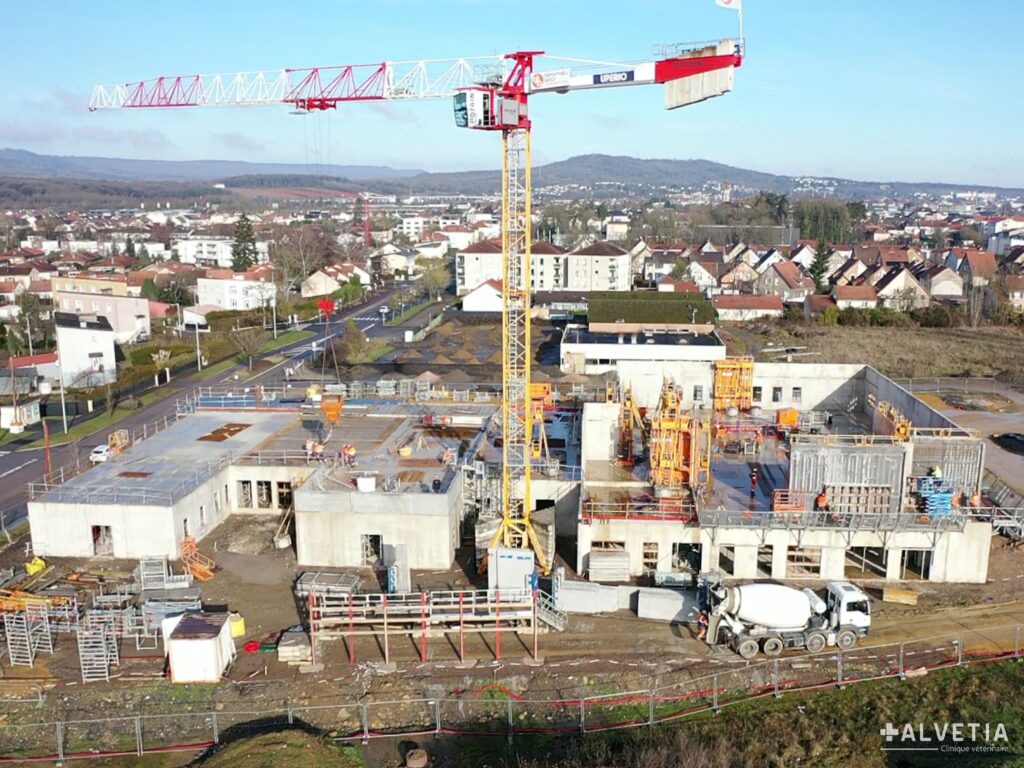 Vue aérienne de la clinique en février 2026, la grue surplombe le chantier